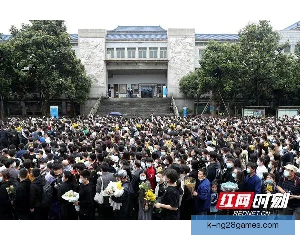弗赖堡主帅赛季末离任引球迷深情不舍挥泪送别 弗赖堡主帅赛季末离任引球迷深情不舍挥泪送别